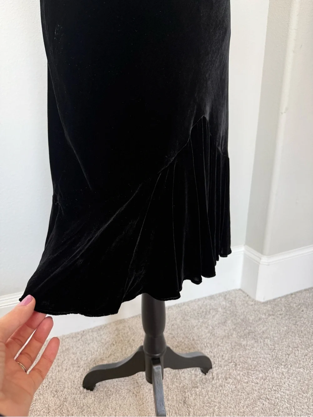 Jones New York Black Velvet Beaded V-Neck Midi Cocktail Dress